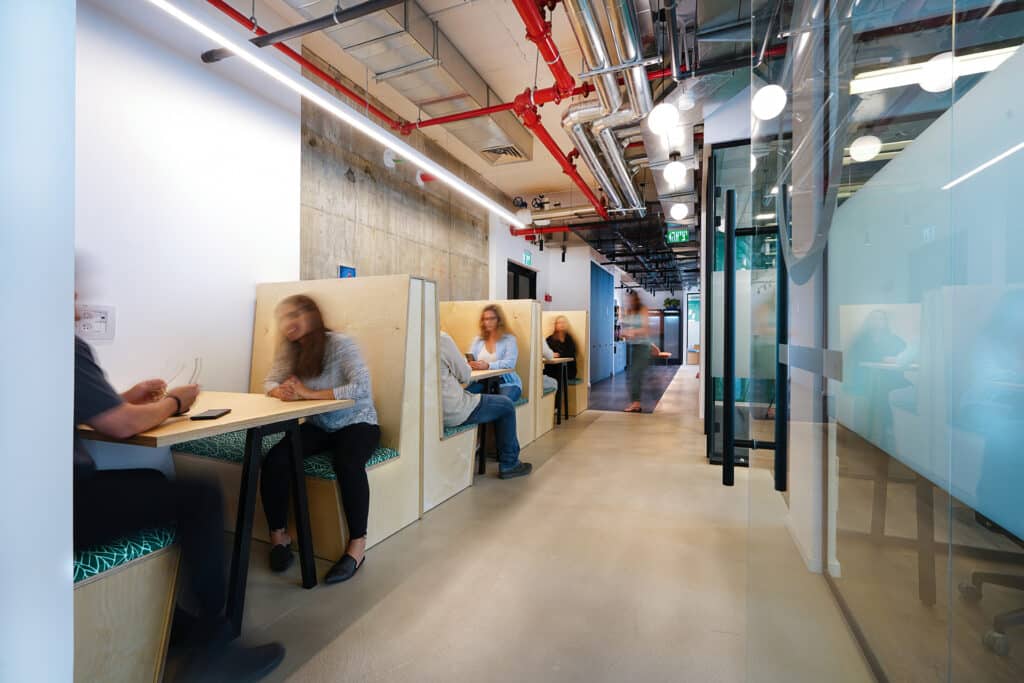 יתרונות של עבודה במתחם משרדים שיתופים - PowerBall